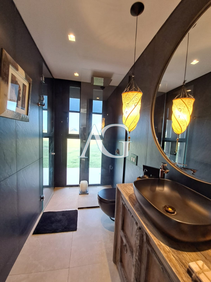 Casa ID.484 - Espectacular chacra con chalet en venta de un estilo minimalista, 2 dormitorios.