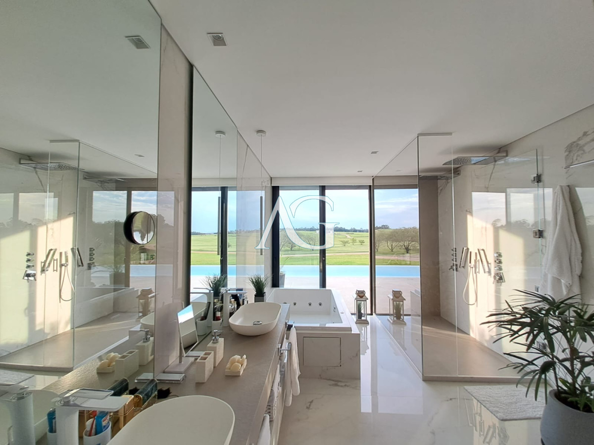 Casa ID.484 - Espectacular chacra con chalet en venta de un estilo minimalista, 2 dormitorios.