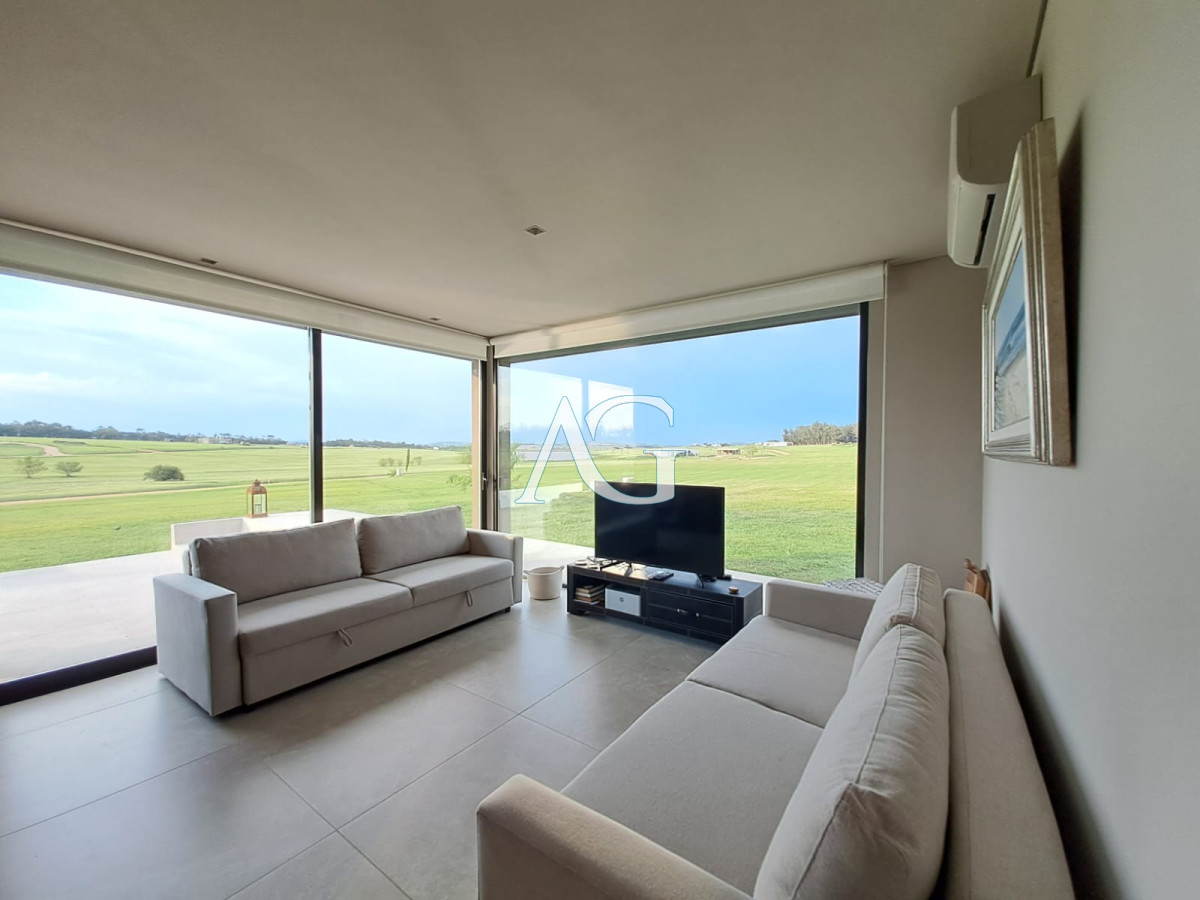 Casa ID.484 - Espectacular chacra con chalet en venta de un estilo minimalista, 2 dormitorios.