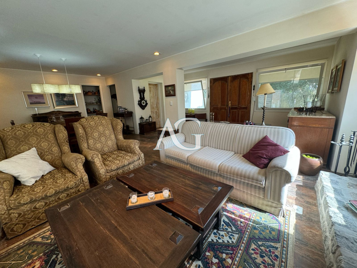 Casa ID.403 - En venta casa de 3 dormitorios, con piscina y barbacoa, en Barrio Golf, Punta Este