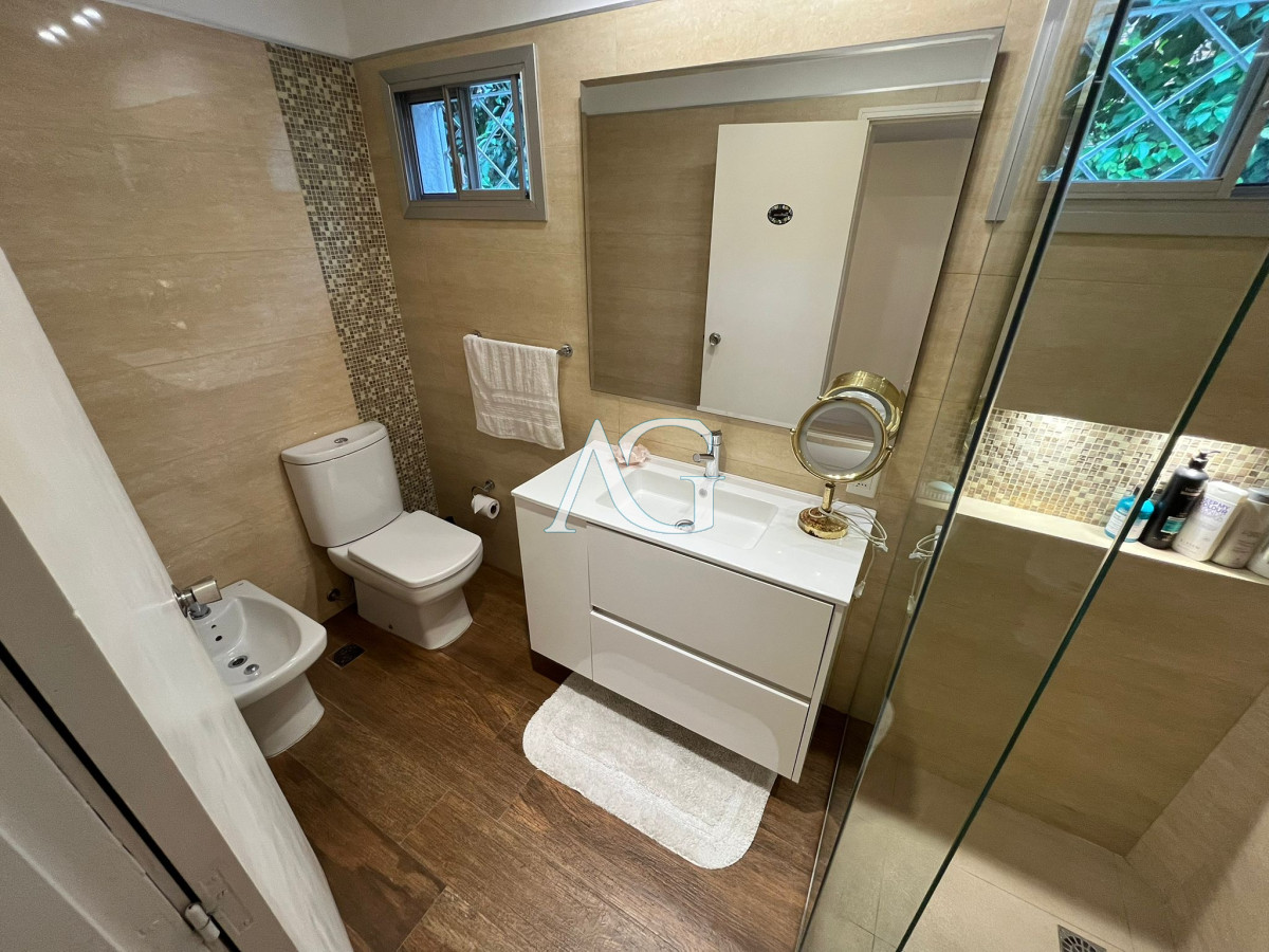 Casa ID.407 - Hermosa Casa en venta de 4 dormitorios en Cantegril, Punta del este. 