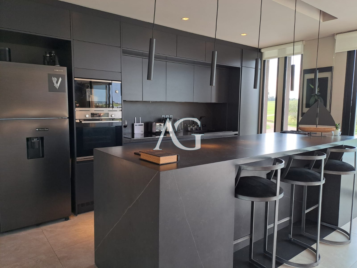 Casa ID.484 - Espectacular chacra con chalet en venta de un estilo minimalista, 2 dormitorios.