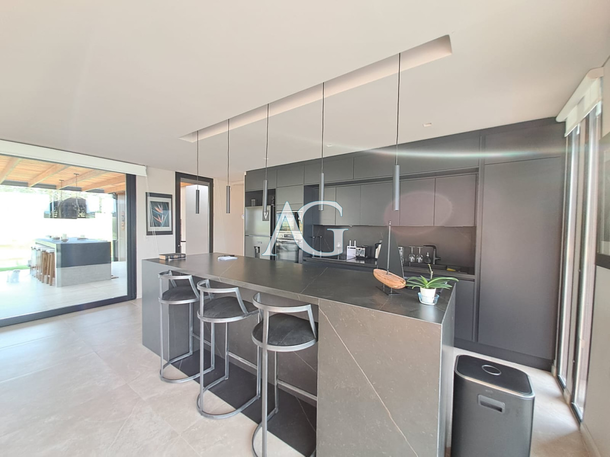 Casa ID.484 - Espectacular chacra con chalet en venta de un estilo minimalista, 2 dormitorios.