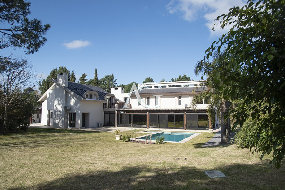 Casa ID.491 - Espaciosa Casa en Barrio Privado de 6 dorm y piscina en Punta del Este