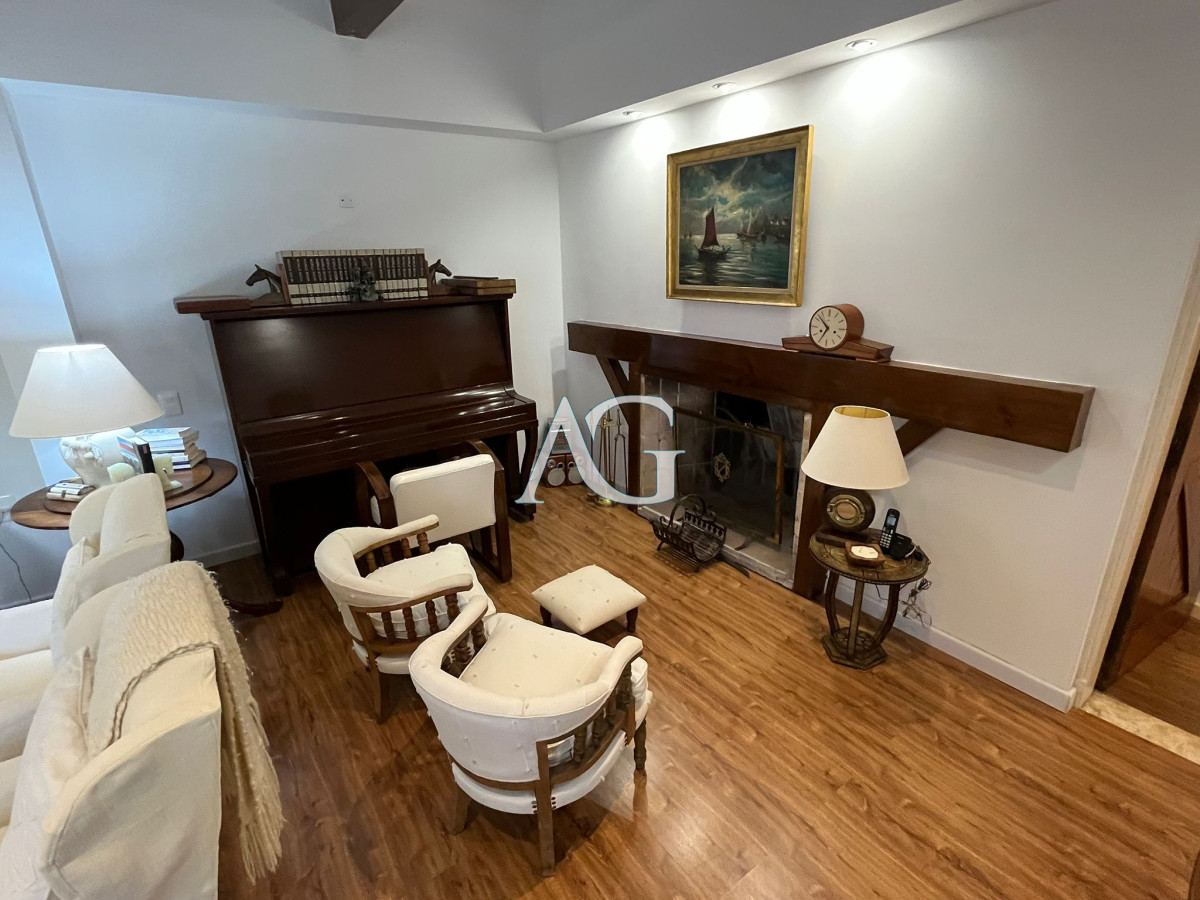 Casa ID.407 - Hermosa Casa en venta de 4 dormitorios en Cantegril, Punta del este. 