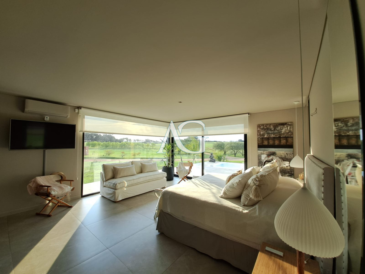 Casa ID.484 - Espectacular chacra con chalet en venta de un estilo minimalista, 2 dormitorios.