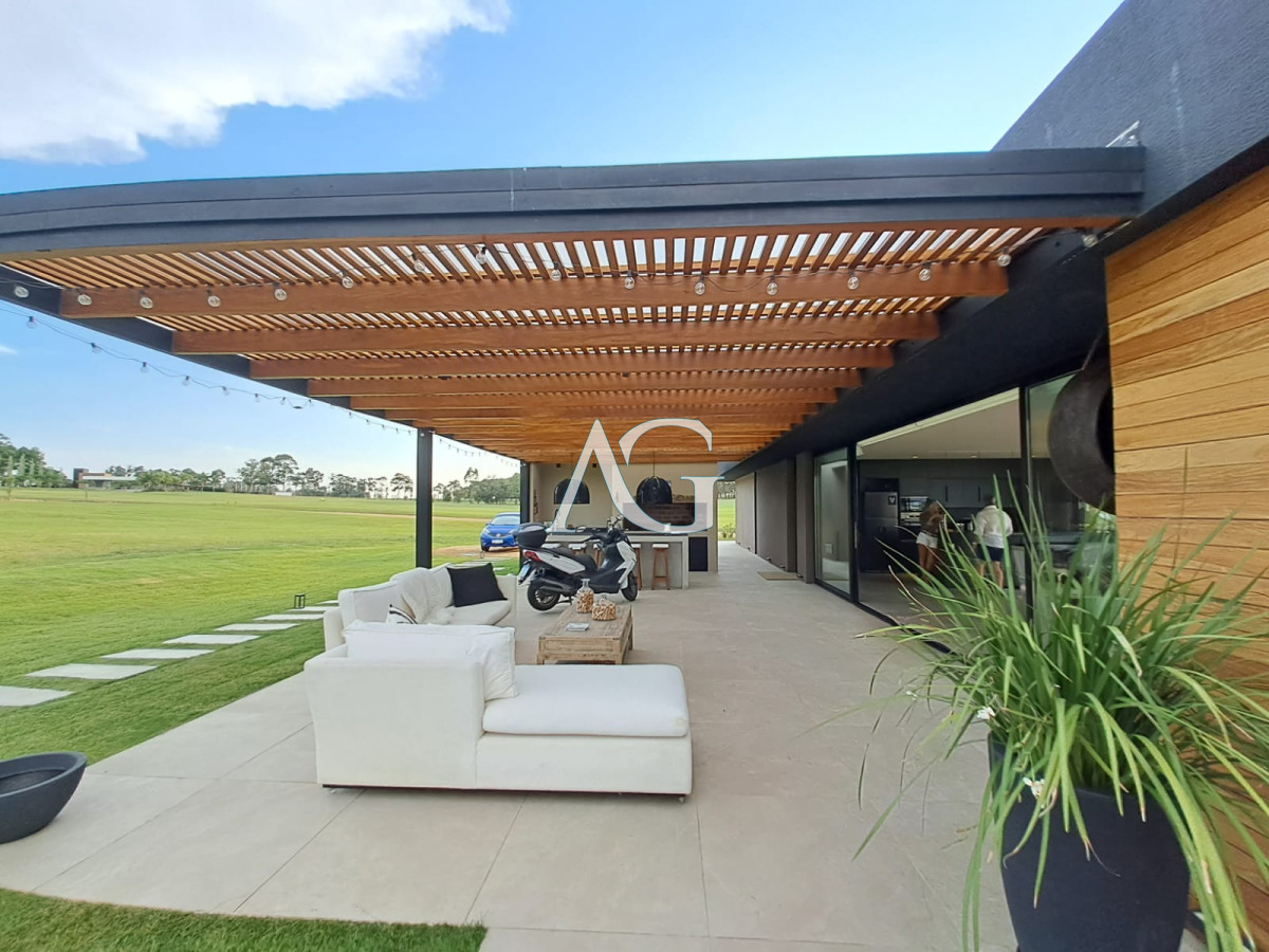 Casa ID.484 - Espectacular chacra con chalet en venta de un estilo minimalista, 2 dormitorios.