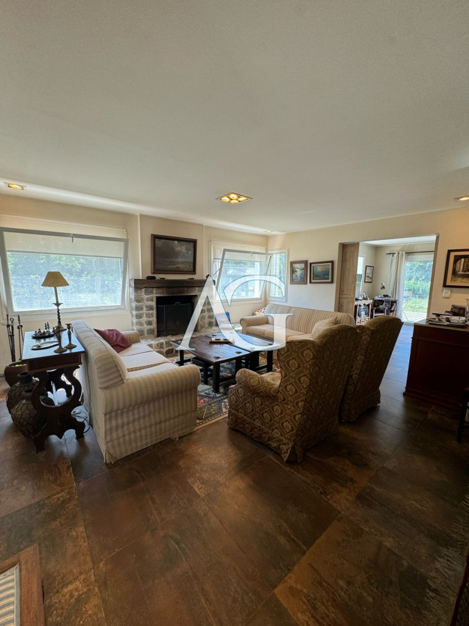 Casa ID.403 - En venta casa de 3 dormitorios, con piscina y barbacoa, en Barrio Golf, Punta Este