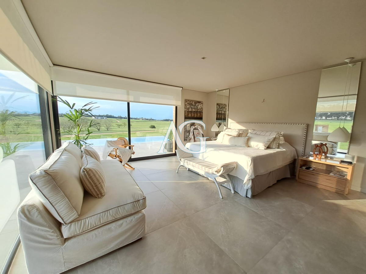 Casa ID.484 - Espectacular chacra con chalet en venta de un estilo minimalista, 2 dormitorios.