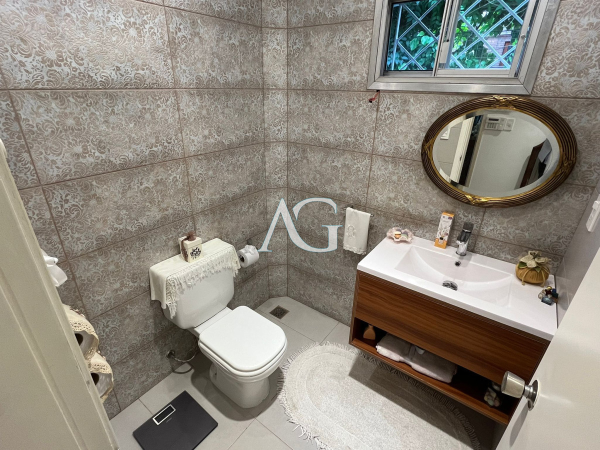 Casa ID.407 - Hermosa Casa en venta de 4 dormitorios en Cantegril, Punta del este. 