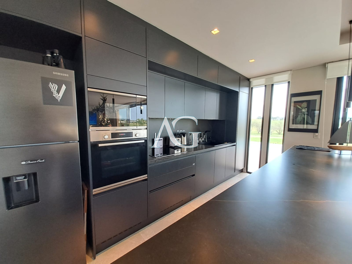 Casa ID.484 - Espectacular chacra con chalet en venta de un estilo minimalista, 2 dormitorios.