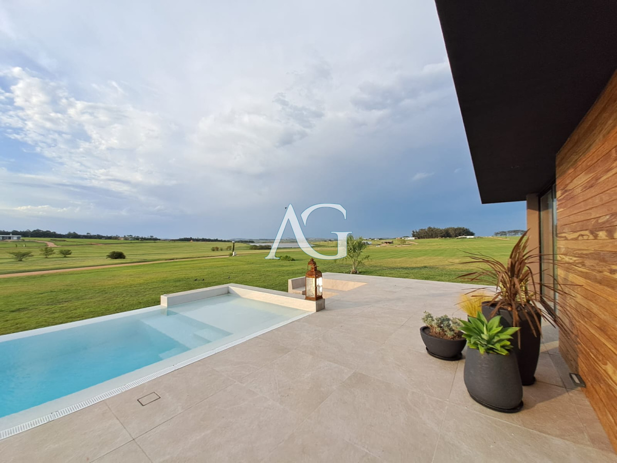 Casa ID.484 - Espectacular chacra con chalet en venta de un estilo minimalista, 2 dormitorios.