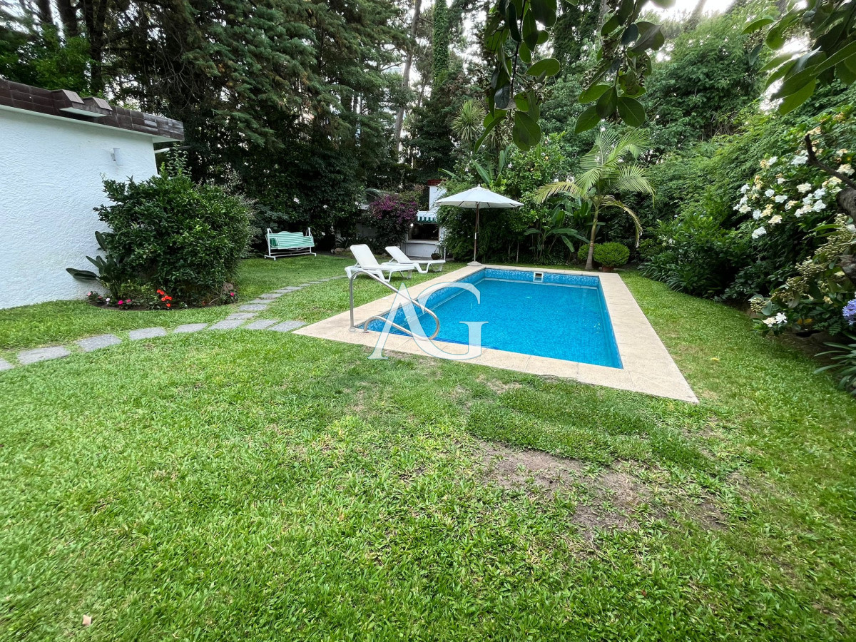 Casa ID.407 - Hermosa Casa en venta de 4 dormitorios en Cantegril, Punta del este. 