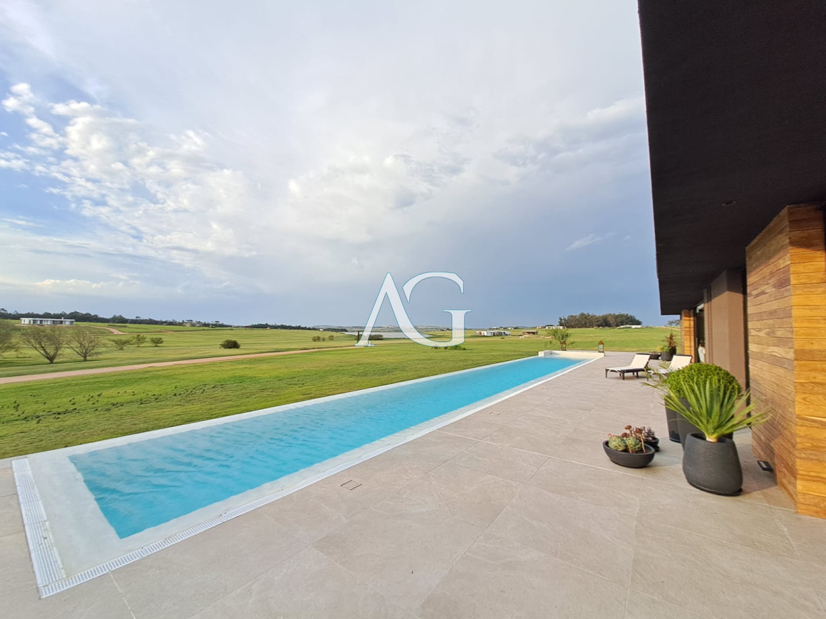 Casa ID.484 - Espectacular chacra con chalet en venta de un estilo minimalista, 2 dormitorios.