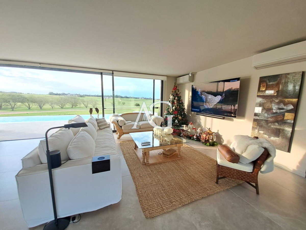 Casa ID.484 - Espectacular chacra con chalet en venta de un estilo minimalista, 2 dormitorios.