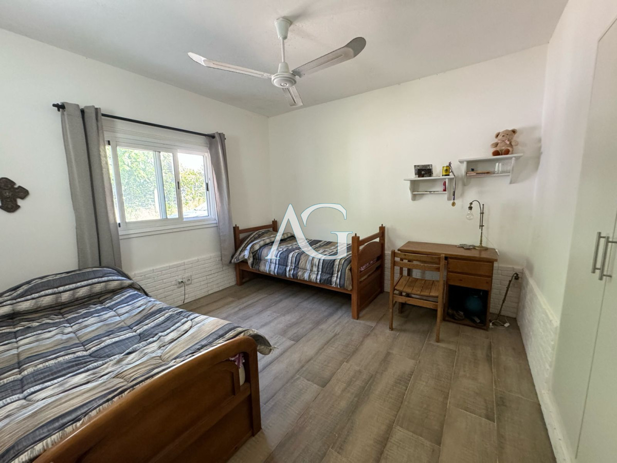 Casa ID.403 - En venta casa de 3 dormitorios, con piscina y barbacoa, en Barrio Golf, Punta Este