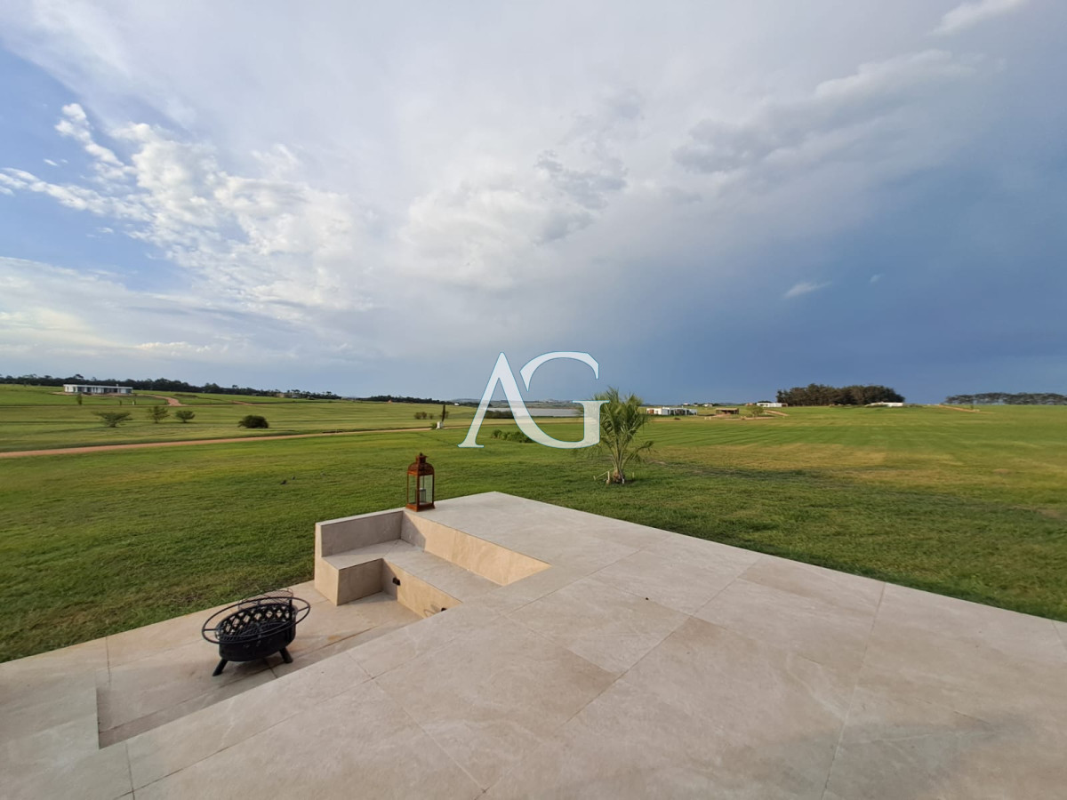 Casa ID.484 - Espectacular chacra con chalet en venta de un estilo minimalista, 2 dormitorios.