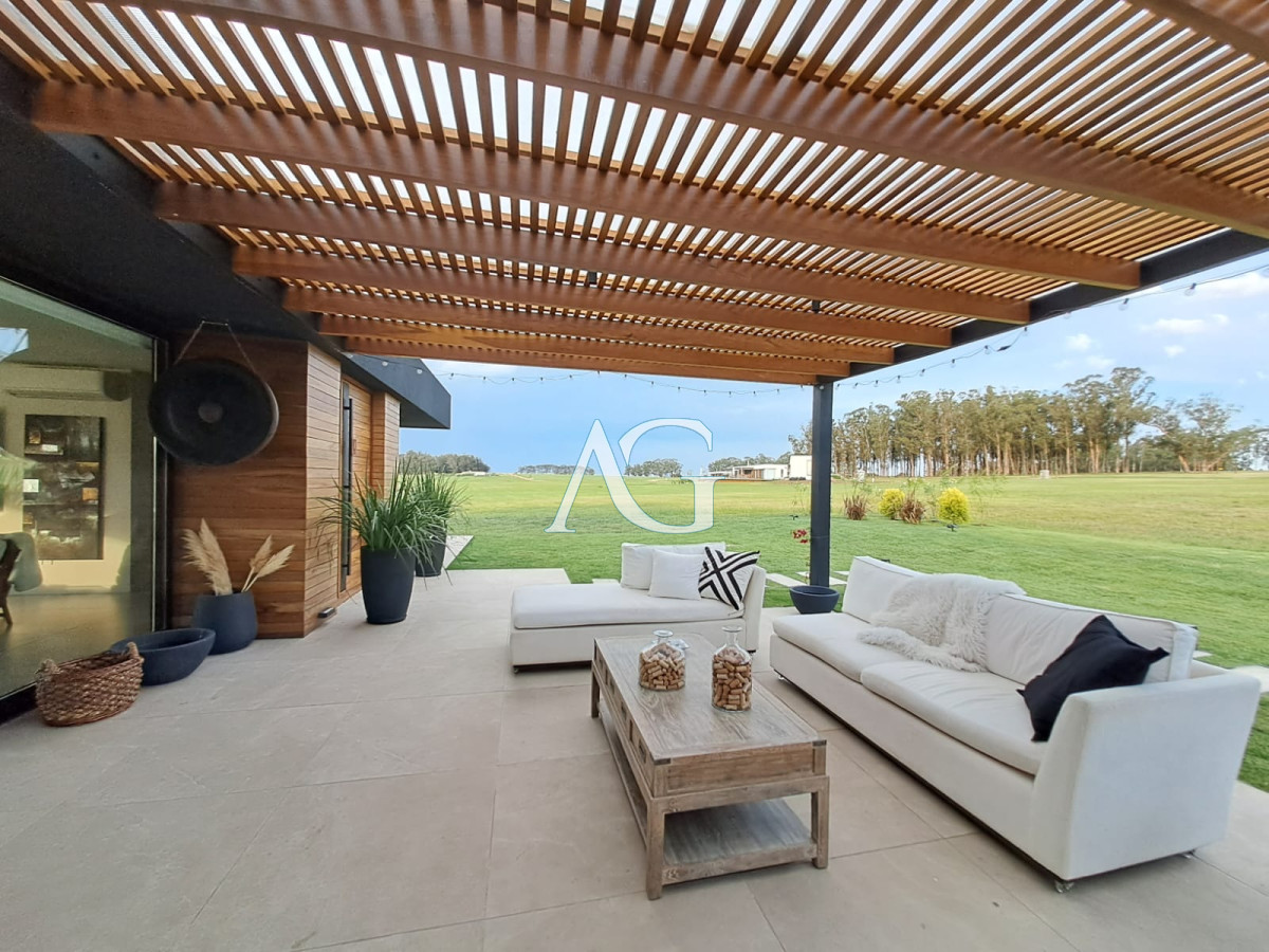 Casa ID.484 - Espectacular chacra con chalet en venta de un estilo minimalista, 2 dormitorios.