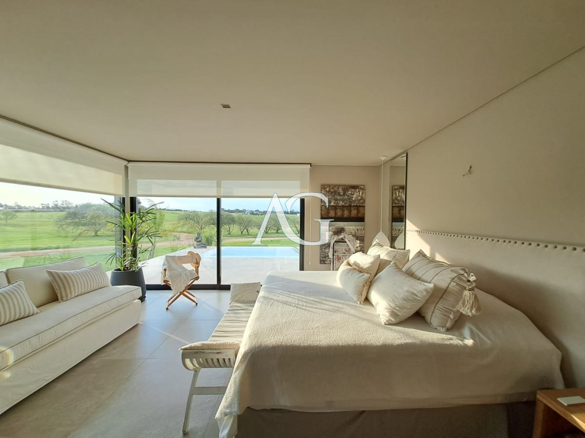 Casa ID.484 - Espectacular chacra con chalet en venta de un estilo minimalista, 2 dormitorios.