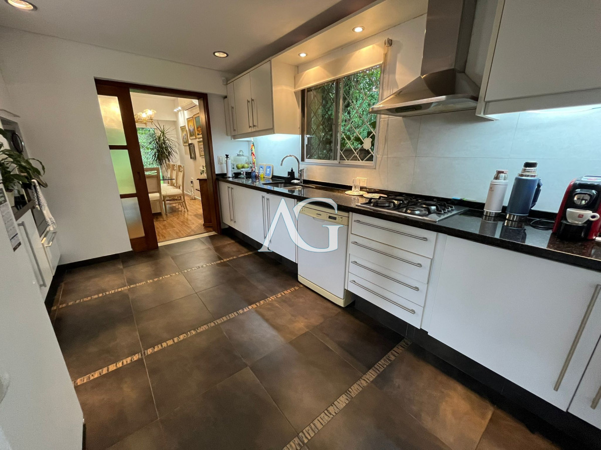 Casa ID.407 - Hermosa Casa en venta de 4 dormitorios en Cantegril, Punta del este. 