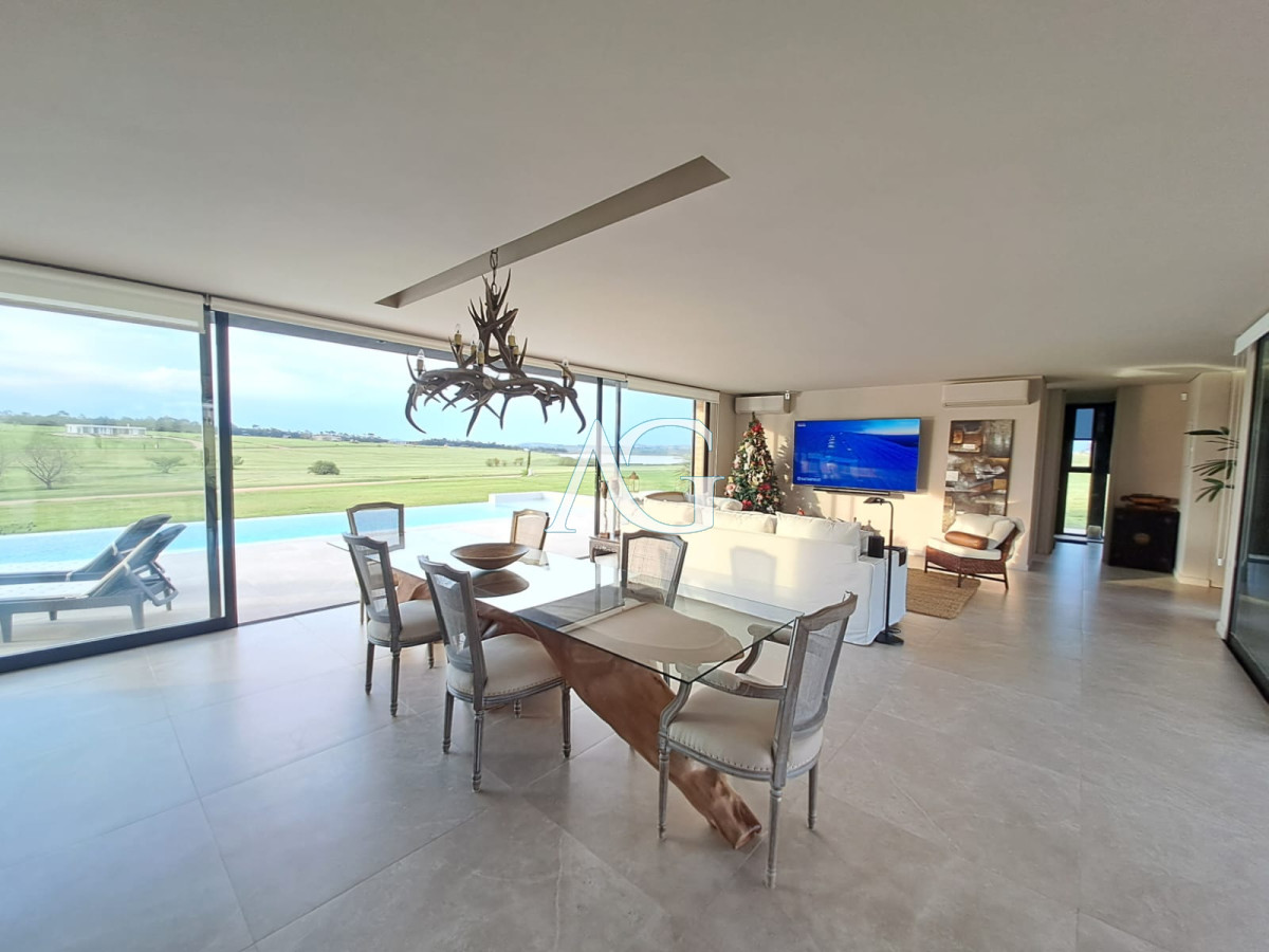 Casa ID.484 - Espectacular chacra con chalet en venta de un estilo minimalista, 2 dormitorios.