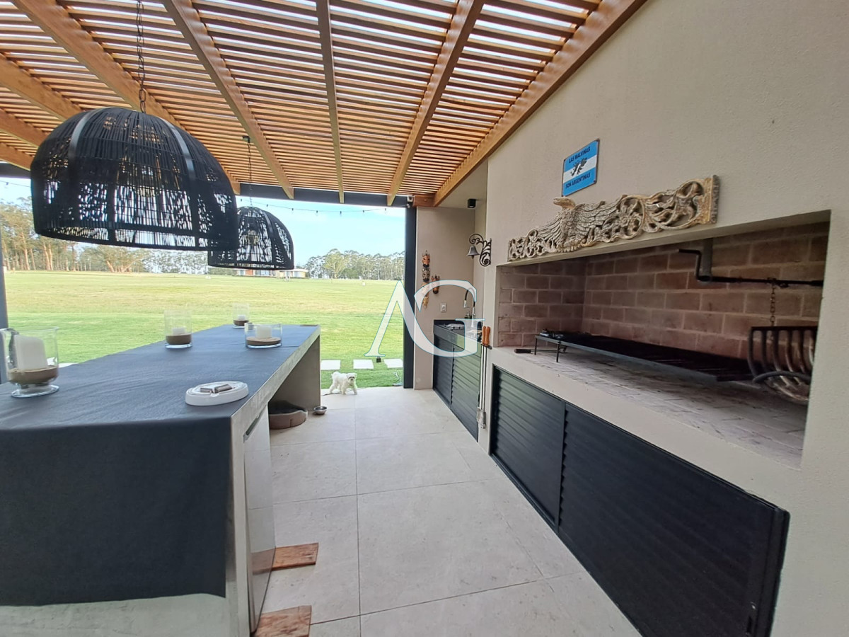 Casa ID.484 - Espectacular chacra con chalet en venta de un estilo minimalista, 2 dormitorios.