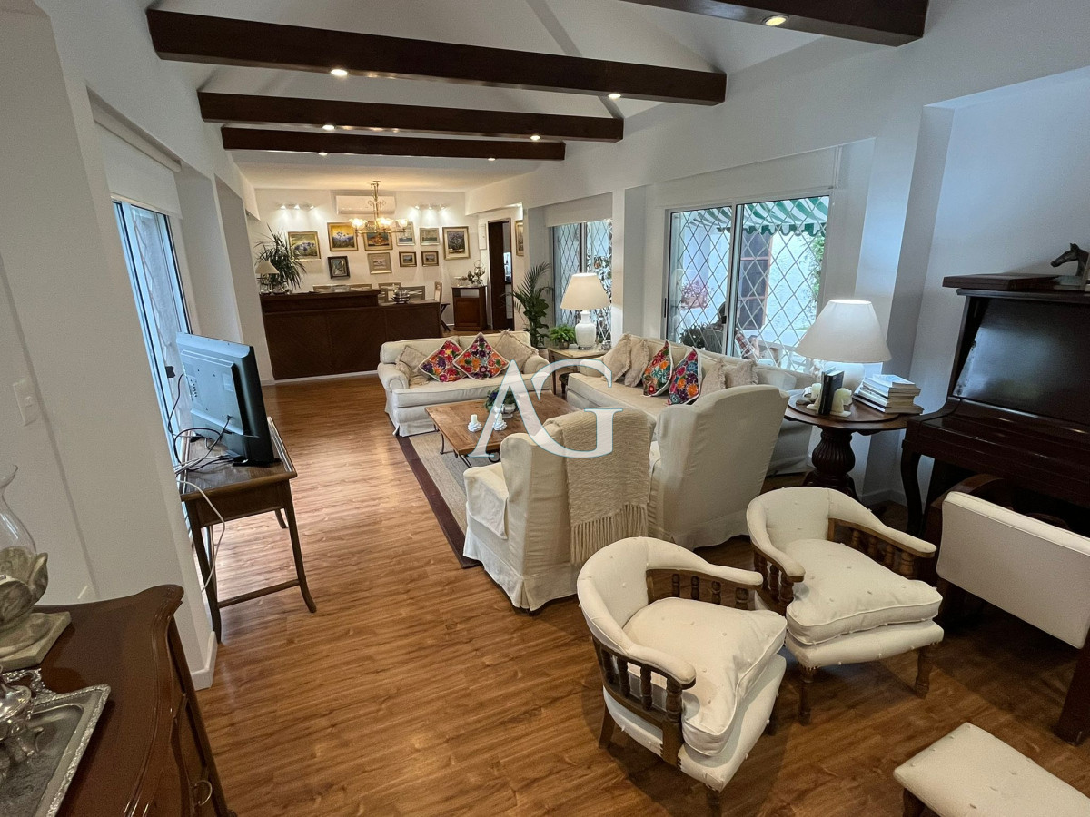 Casa ID.407 - Hermosa Casa en venta de 4 dormitorios en Cantegril, Punta del este. 