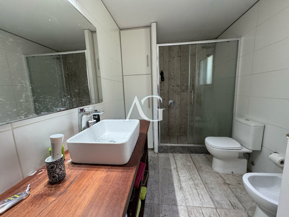 Casa ID.403 - En venta casa de 3 dormitorios, con piscina y barbacoa, en Barrio Golf, Punta Este