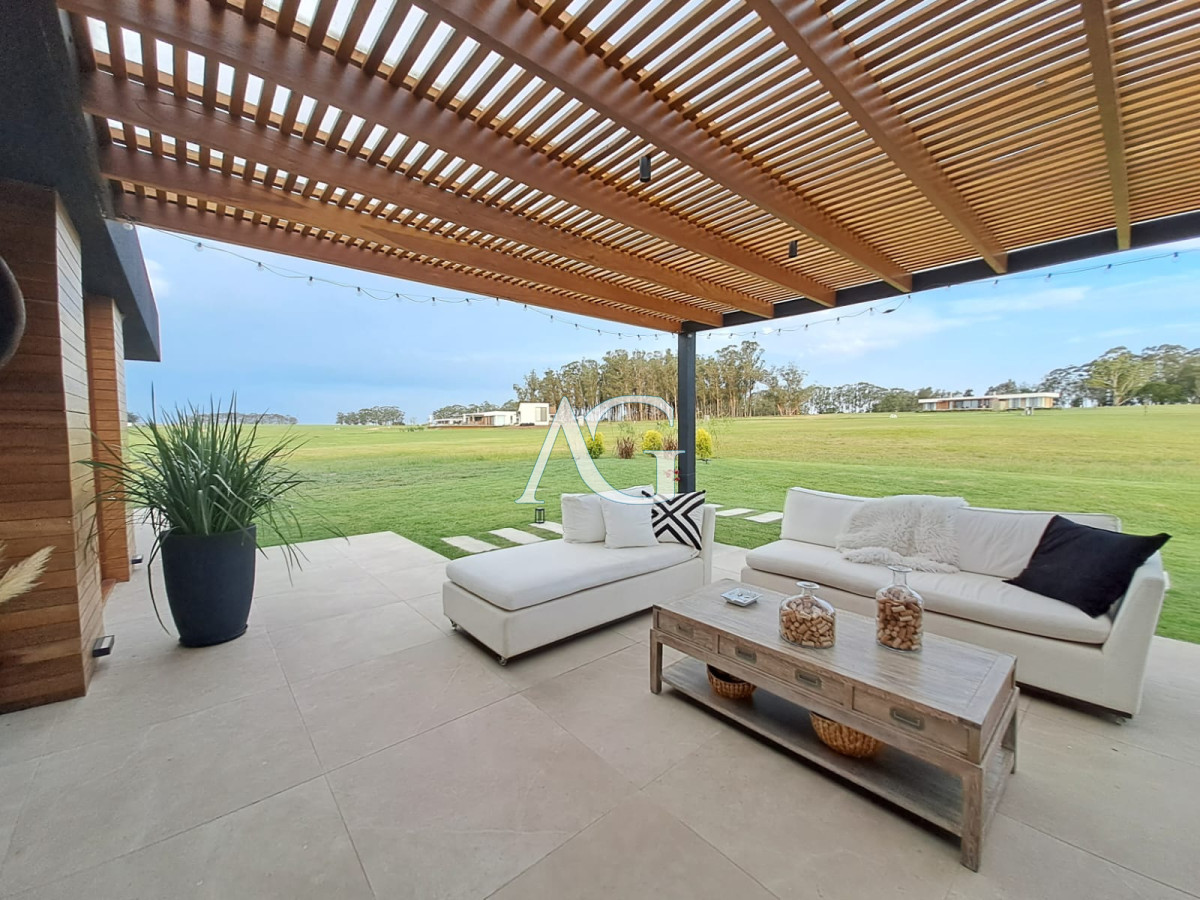 Casa ID.484 - Espectacular chacra con chalet en venta de un estilo minimalista, 2 dormitorios.