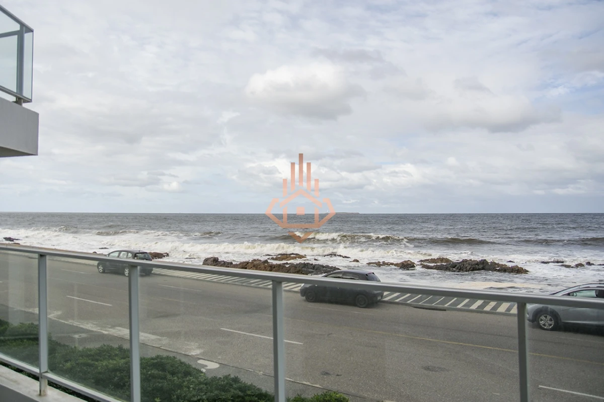 Vende apartamento. Edificio Bonaire. 3 dormitorios con servicios. Brava, Peninsula, Punta del Este