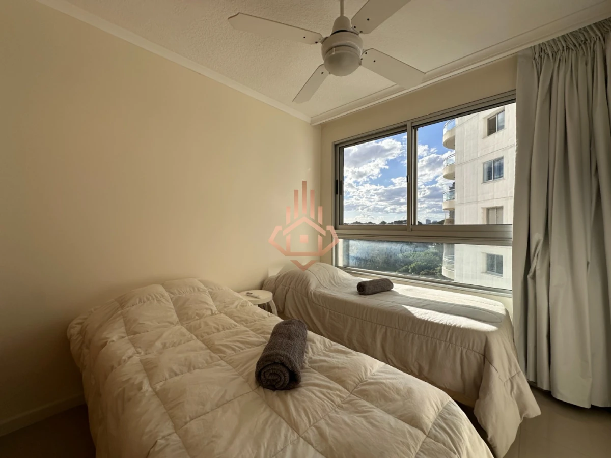 Hermoso apartamento en venta de 3 dormitorios y dependencia en Punta del Este.