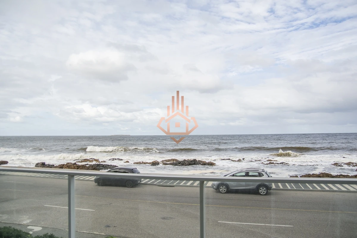 Vende apartamento. Edificio Bonaire. 3 dormitorios con servicios. Brava, Peninsula, Punta del Este