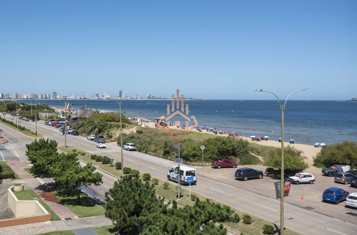 Vende hermoso Penthouse en Playa Mansa con azotea propia en Punta del Este