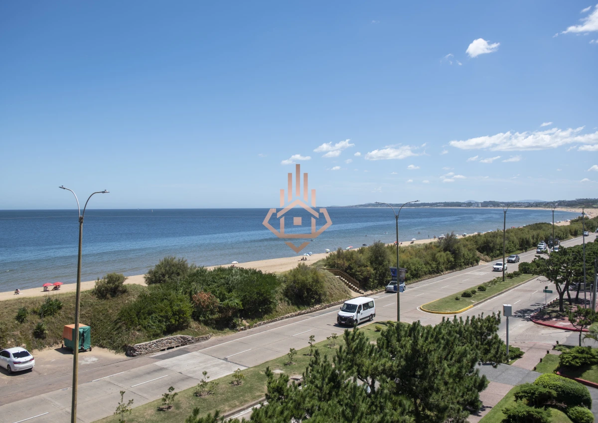 Vende hermoso Penthouse en Playa Mansa con azotea propia en Punta del Este