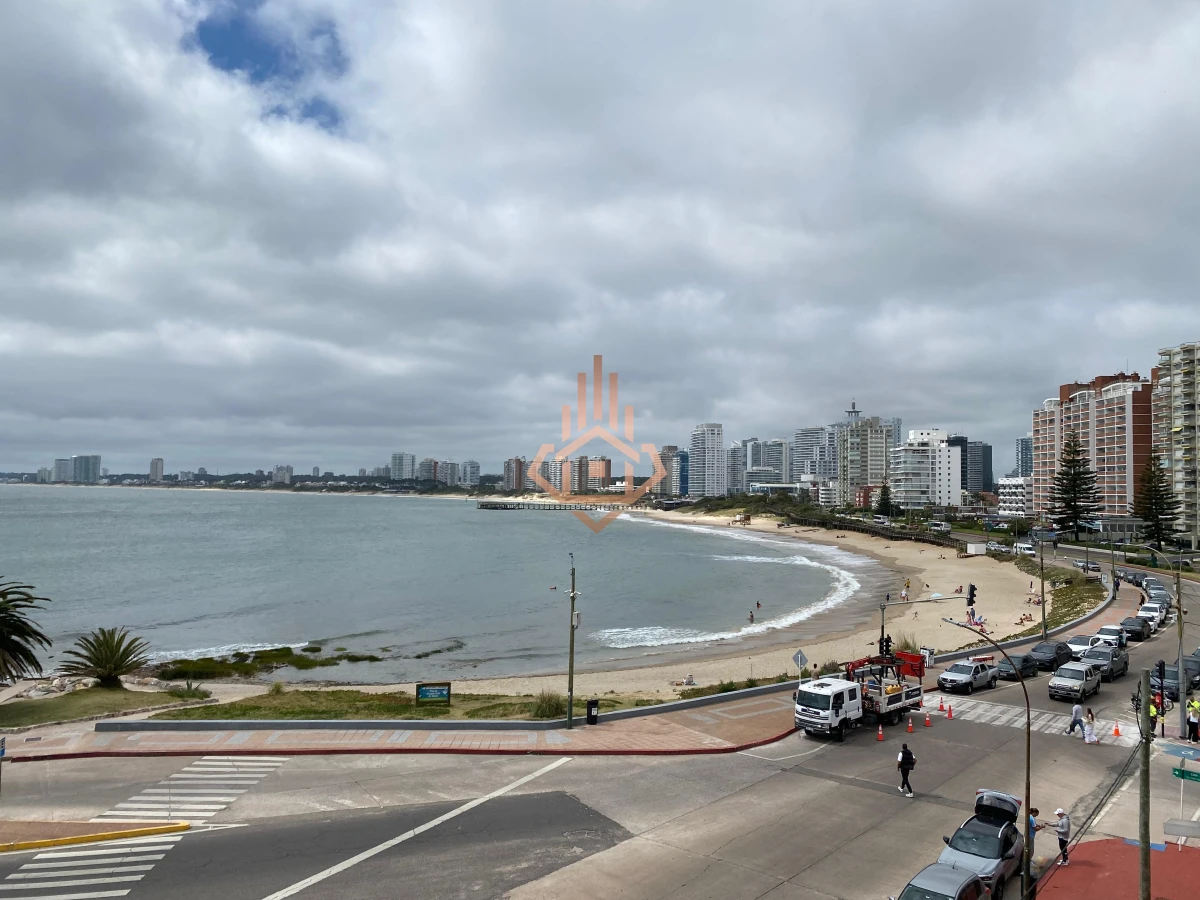 Vende apartamento con vista al mar de 3 dormitorios, Punta del Este