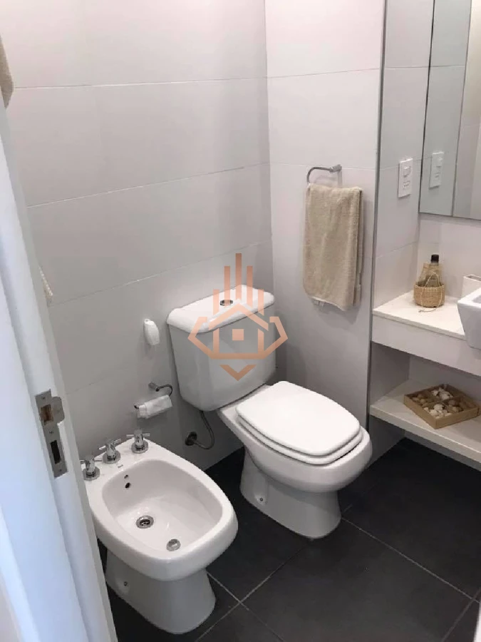 Vende apartamento de 2 dormitorios en Punta del Este con vista al mar