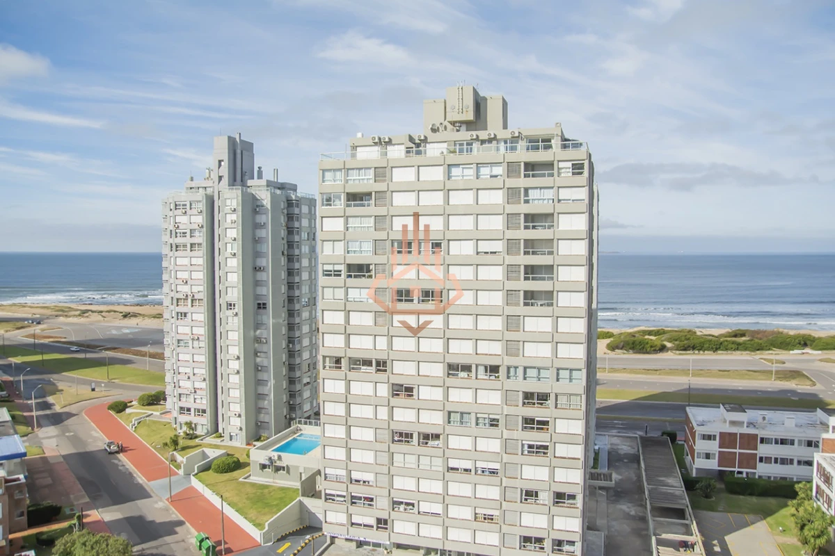 Apartamento de 2 dormitorios en venta en Torre moderna a metros del mar.