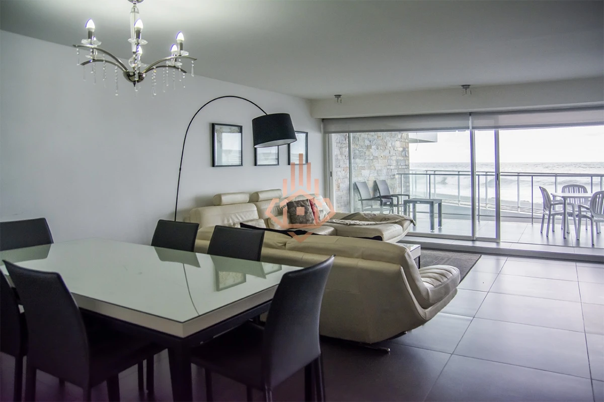 Vende apartamento. Edificio Bonaire. 3 dormitorios con servicios. Brava, Peninsula, Punta del Este