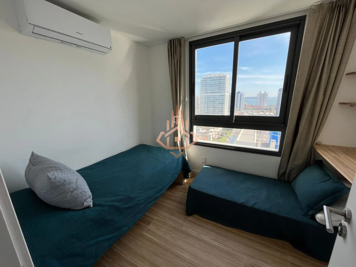 Vende apartamento de 2 dormitorios en Punta del Este. Financia