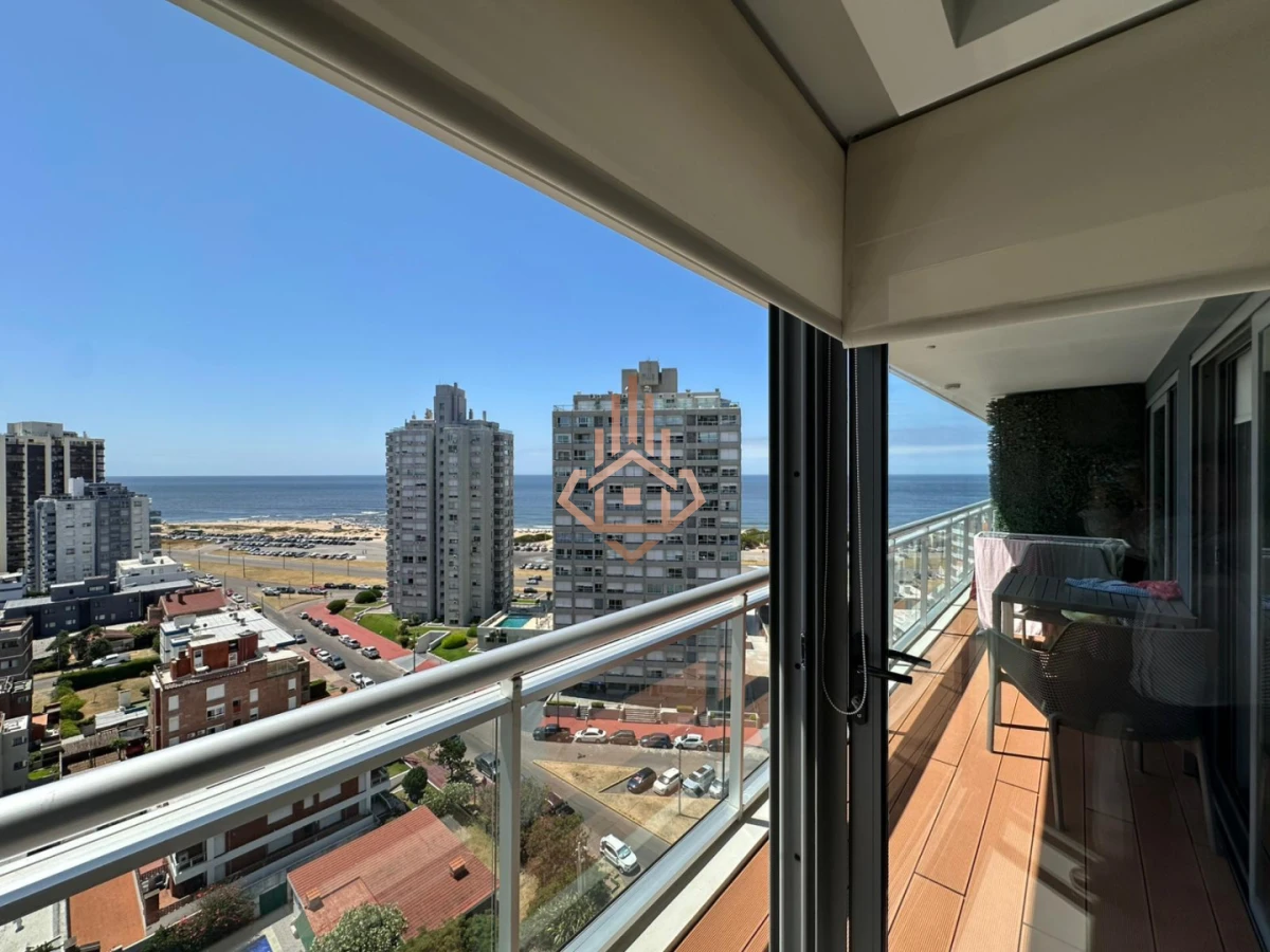 En venta apartamento de 3 dormitorios en Punta del Este, a solo metros del mar