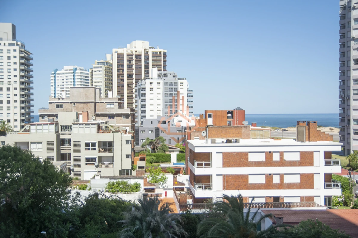 En excelente ubicacion a pasos de Playa Brava y Playa Mansa, Torre Onix