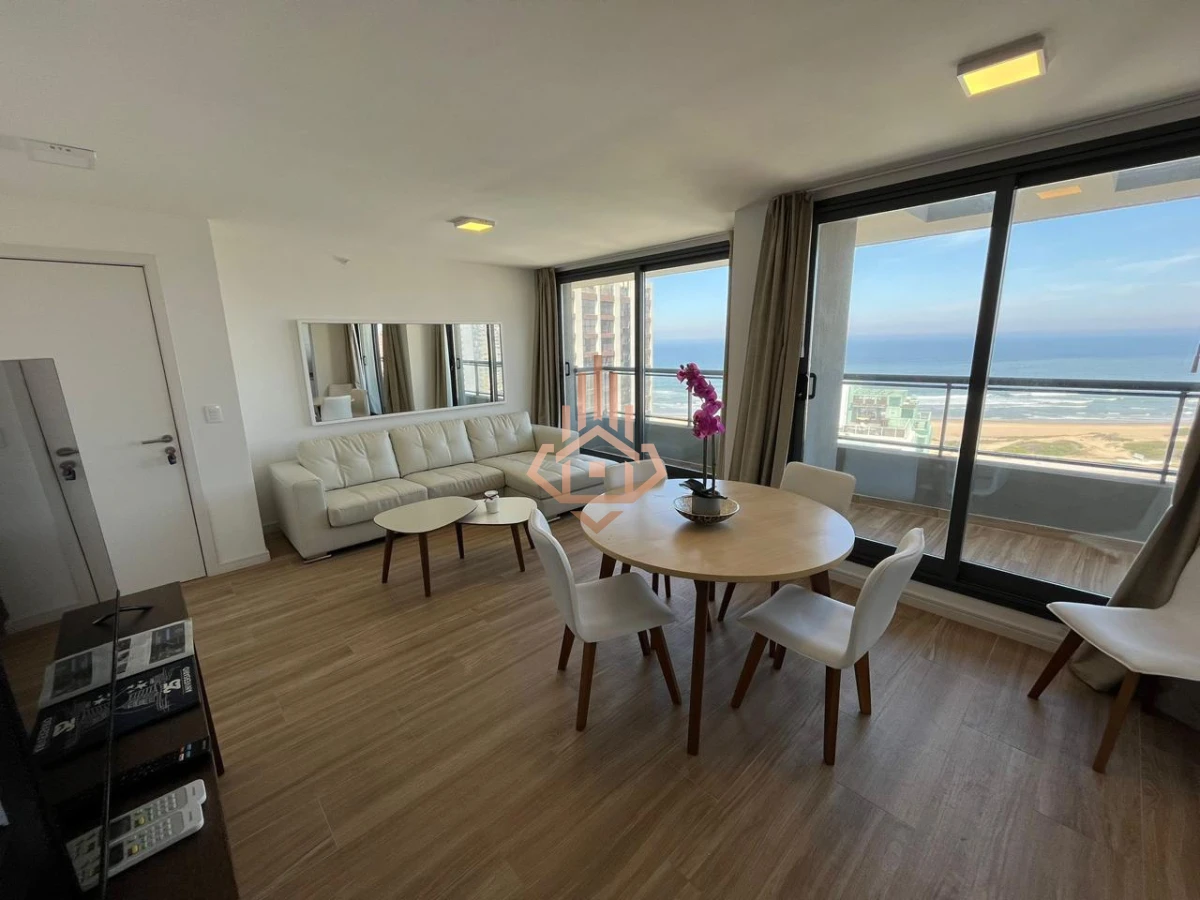 Vende apartamento de 2 dormitorios en Punta del Este. Financia