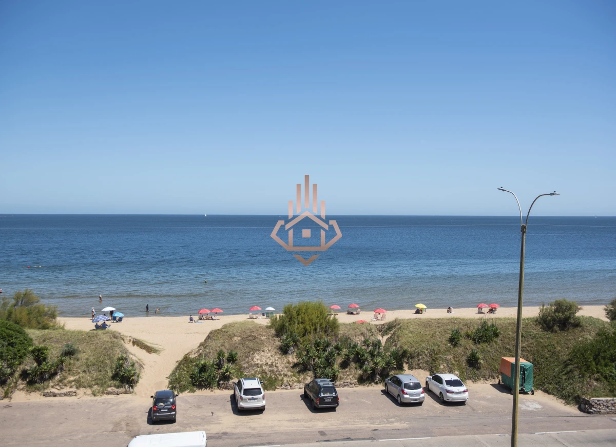 Vende hermoso Penthouse en Playa Mansa con azotea propia en Punta del Este