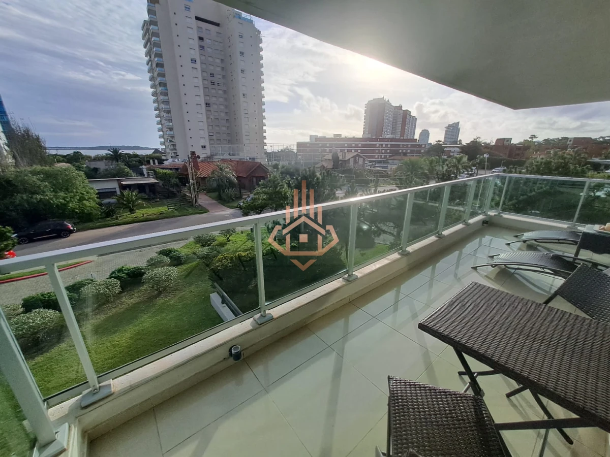 Apartamento en Playa Mansa a la venta 3 Dormitorios con vista