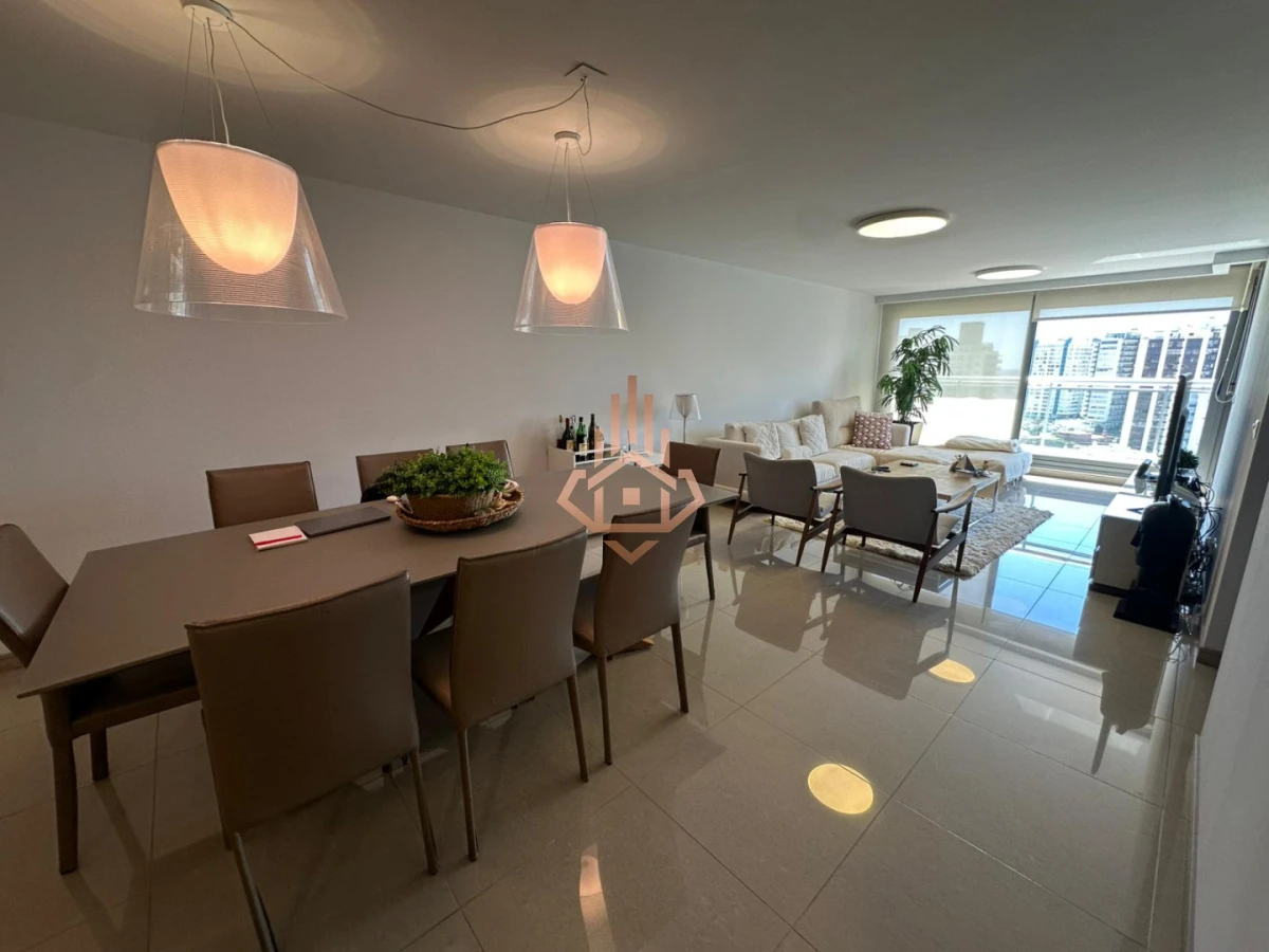 En venta apartamento de 3 dormitorios en Punta del Este, a solo metros del mar