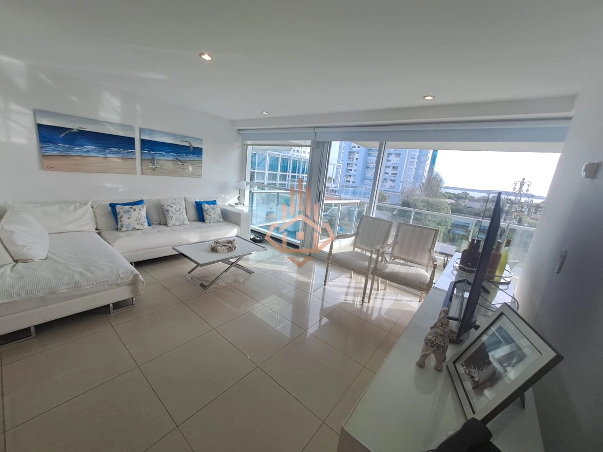 Apartamento en Playa Mansa a la venta 3 Dormitorios con vista