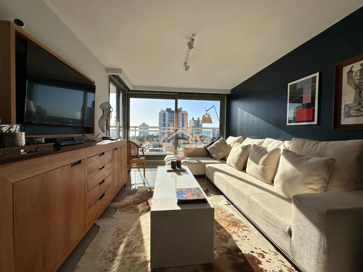 Vende departamento de 2 dormitorios finamente decorado en Torre Onix, Punta del Este