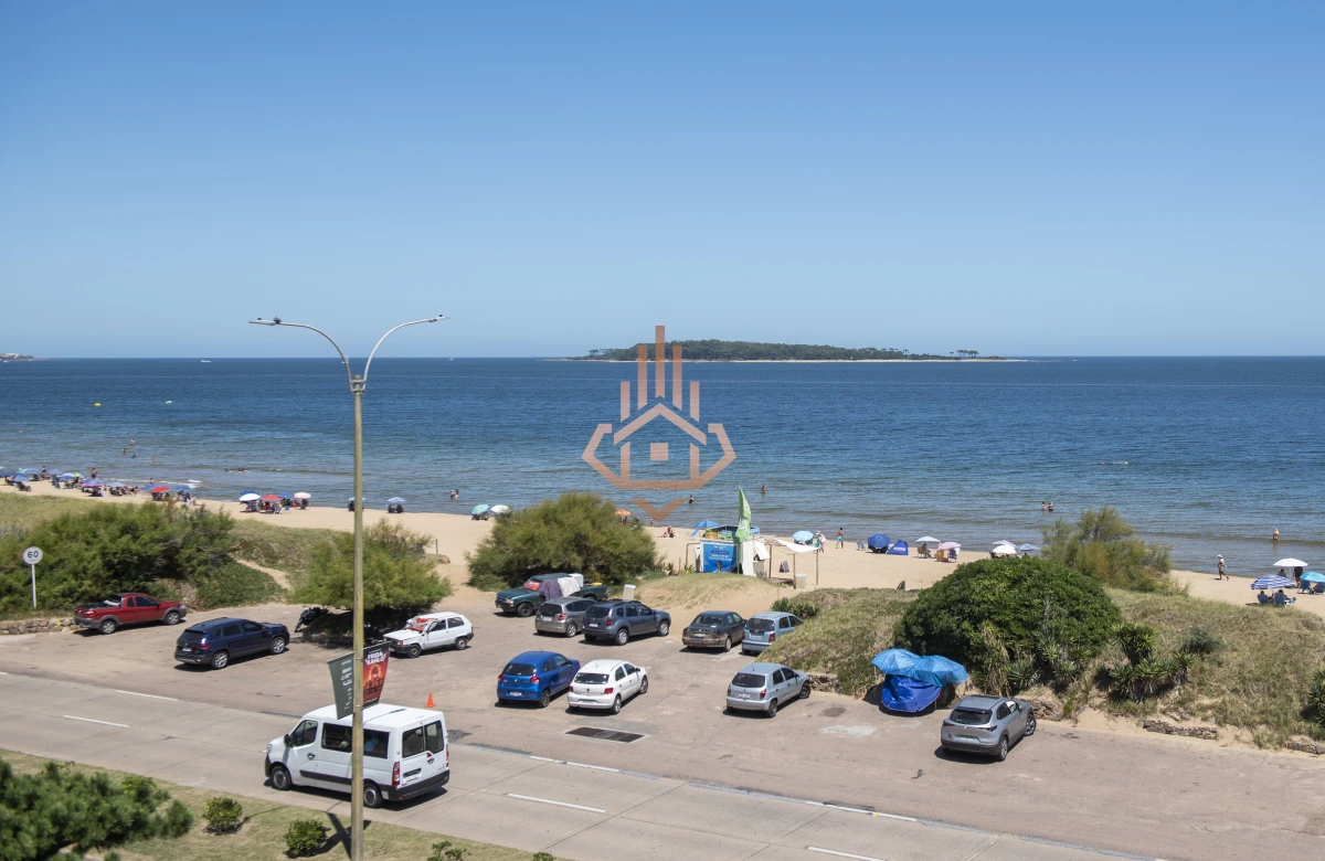 Vende hermoso Penthouse en Playa Mansa con azotea propia en Punta del Este