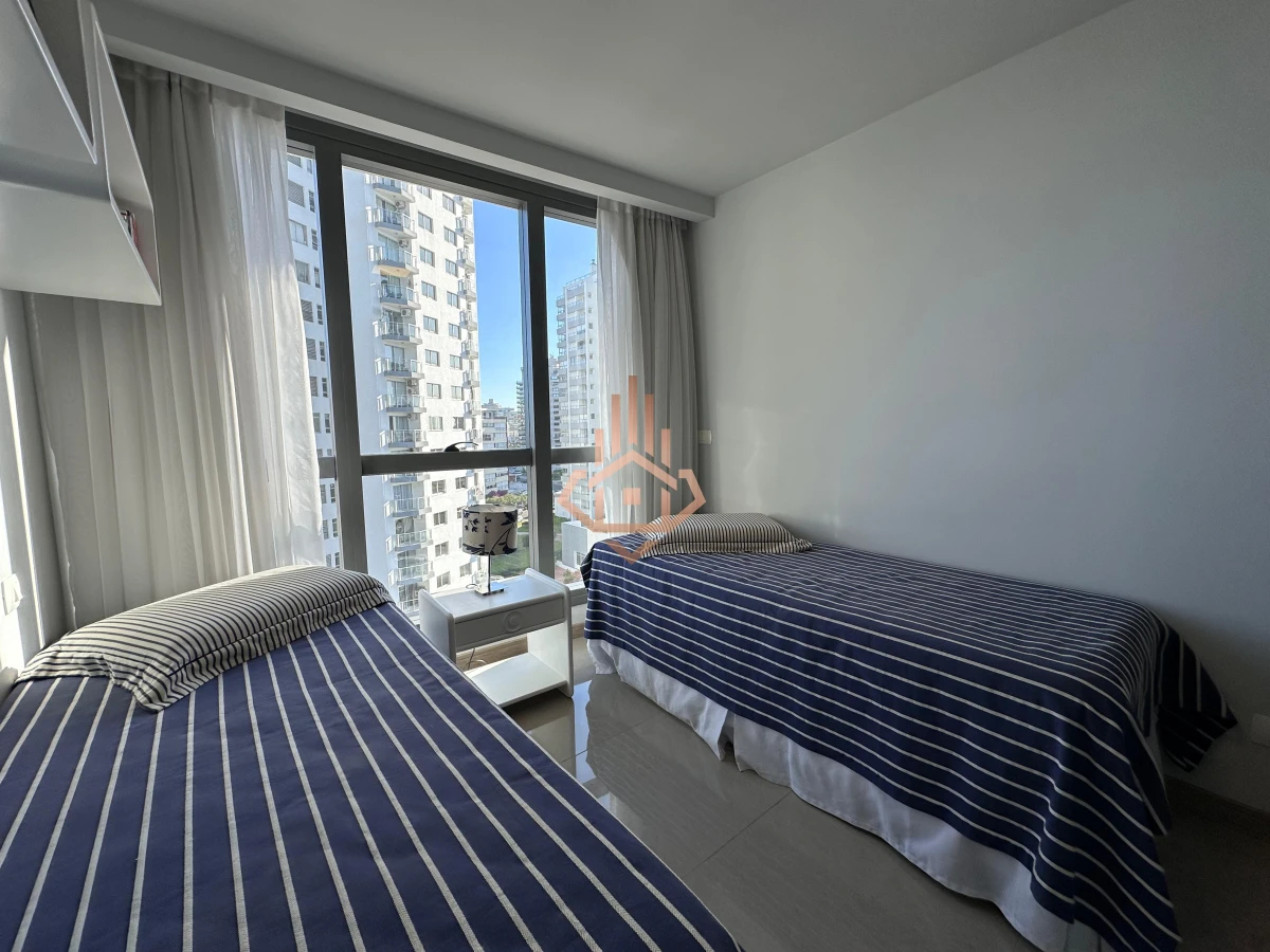 Vende departamento de 2 dormitorios finamente decorado en Torre Onix, Punta del Este