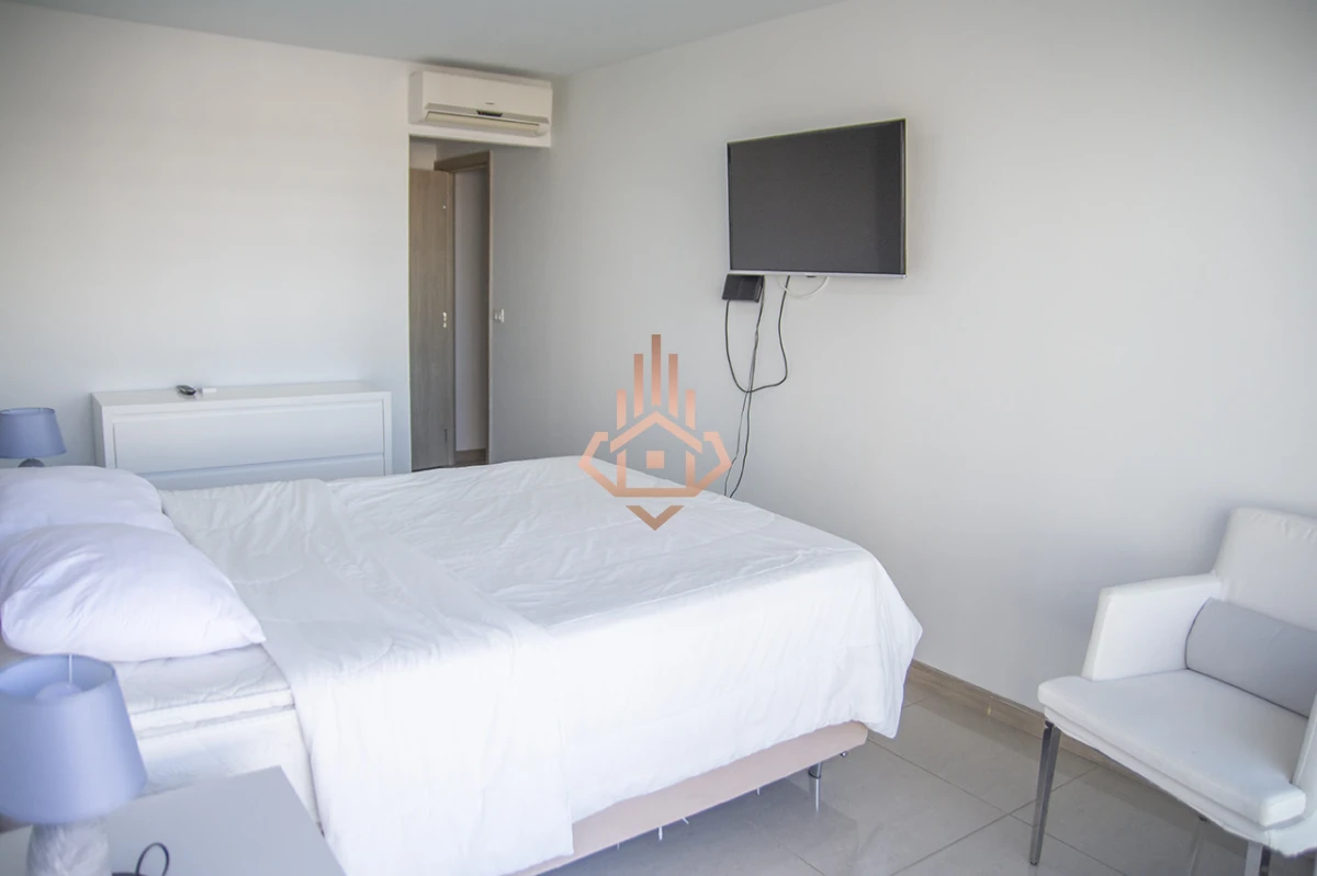 En excelente ubicacion a pasos de Playa Brava y Playa Mansa, Torre Onix